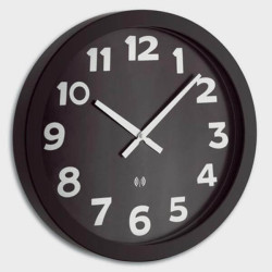 Grande horloge à gros chiffres blancs sur fond noir