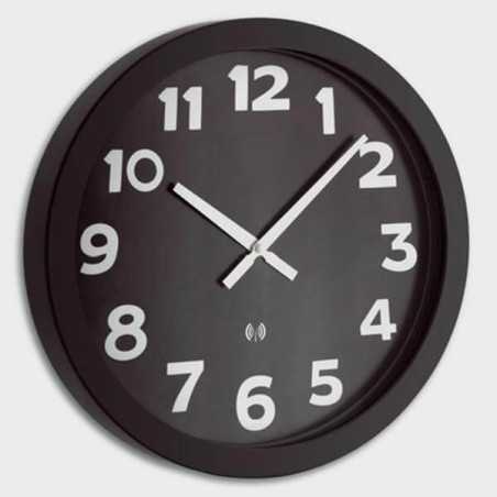 Grande horloge à gros chiffres blancs sur fond noir