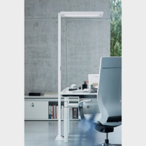 Lampadaire à éclairage direct et indirect en situation