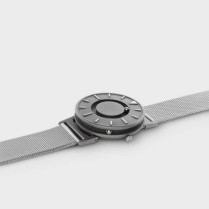 Montre à bille tactile et moderne à plat
