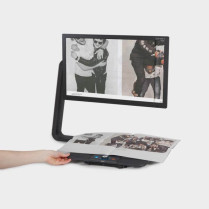 Téléagrandisseur ClearView C avec un journal