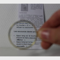 Loupe pendentif couleur or grossissement