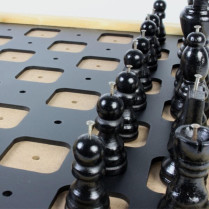 Jeu d'échecs de table avec repères tactiles