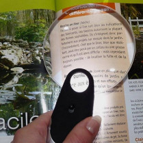 Loupe éclairante à main et à poser