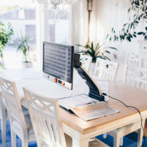 Télé-agrandisseur MagniLink One sur une table de salon