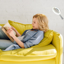 Femme qui lit un livre