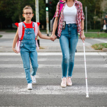 femme avec enfant utilisant l'Assistant audio de mobilité avec OCR - GPS piéton Stellar Trek