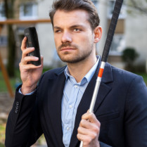 homme utilisant l'Assistant audio de mobilité avec OCR - GPS piéton Stellar Trek