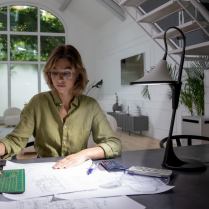 Travail de précision avec lumière de travail de couleur froide avec lampe de bureau à éclairage asymétrique.