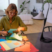 Travail de manuel avec lumière de travail de couleur chaude avec lampe de bureau à éclairage asymétrique.