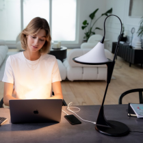 Lumière de travail lampe de bureau à éclairage asymétrique.