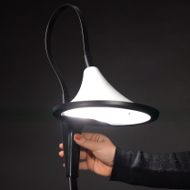 Lampe de bureau à éclairage asymétrique lumière de travail couleur froide.