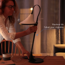 Lampe de bureau à éclairage asymétrique réglage abat-jour.