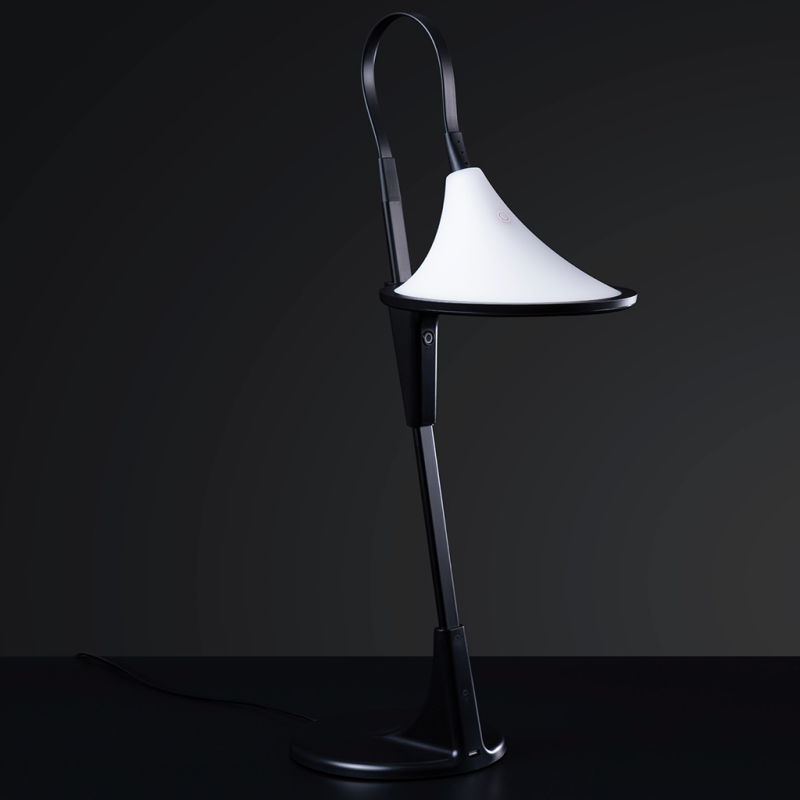 Lampe de bureau à éclairage asymétrique.