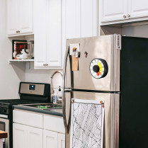 Minuteur géant à gros caractère aimanté sur un frigo.