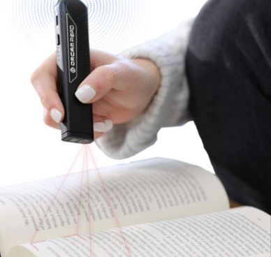 Utilisation du stylo machine à lire Orcam Read sur un livre