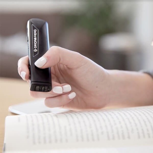 Location de matériel : ORCAM read machine à lire tenue à la main